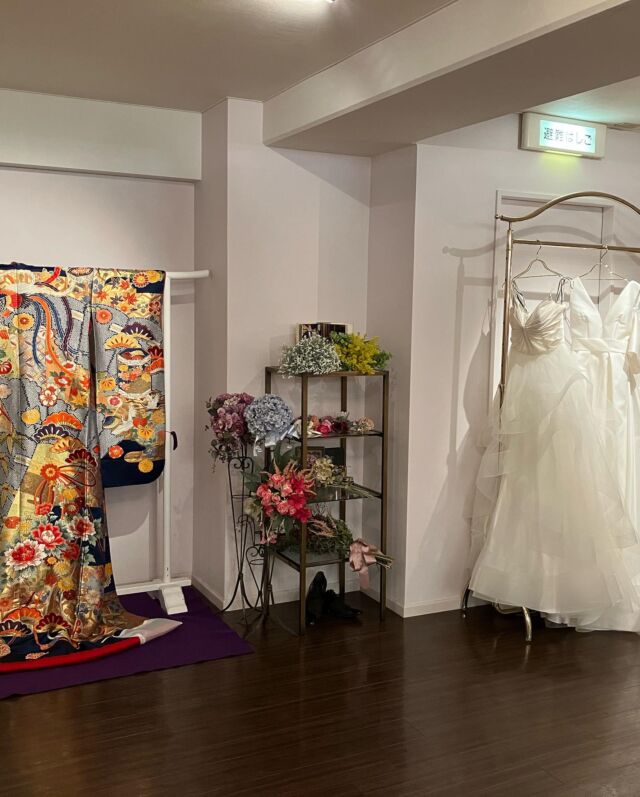先日、TAGAYA BRIDALへお伺いしてきました。

衣装は勿論、新婦様に嬉しい
ウォーキングスペースが確保されています☺️
そして、どの角度からもウェディングドレス姿が
確認が出来る鏡の多さ🪞

小物類もアンティークで素敵でした！

#関学#結婚式
#2024年春婚#2024年秋婚
#神戸の衣装店
#ウェディングドレス#和装