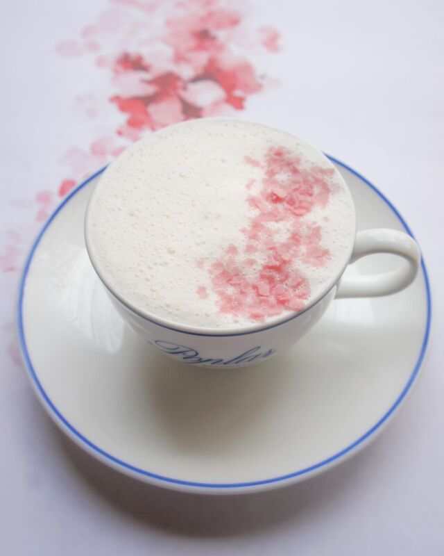 桜とホワイトチョコのラッテは、今週末まで。
アイスもご用意ございます！