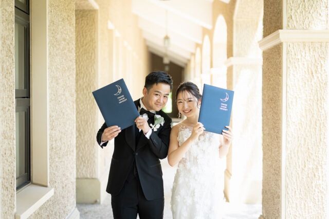 関学生同士なら撮影のアイテムに#卒業証書 
はいかがですか？🌙😊

ーーーinfo📝

実際の結婚式の様子をリアルにご紹介！
ほかの実例もご覧ください🌙
@kwangakukaikan_wedding 
#関学結婚式🌙

2025年10月ご案内スタートしました！
2025年春夏の結婚式は残りわずか💦
　
　
new!!!
前撮りが平日にも行えるようになり、
今までよりもお得に撮影していただけます📷
※関西学院会館での予約限定
　
ーーーーーー

#関学結婚式
#関学婚
#関学前撮り
#洋装前撮り神戸
#レトロ前撮り神戸
#大学卒業式 
#関学卒業