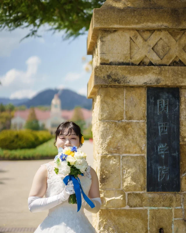 お二人の拘り
新婦様のブーケの中に💐青（関学ブルー）のお花を
新郎様のタキシードも青（関学ブルー）を取り入れて
✳︎
挙式前になると凄く良いお天気になり☀️
中央芝生でも沢山、お写真撮りを楽しむ事ができました📸
#関学
#神戸市
#挙式
#会食
#結婚式