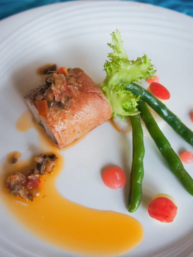 冬の鮮魚のランチは、生ハムで包んだアンコウのロースト。
ドライトマトとアップルビネガーのソース、隠し味は紅玉林檎。
⁡
⁡
#レストランポプラ