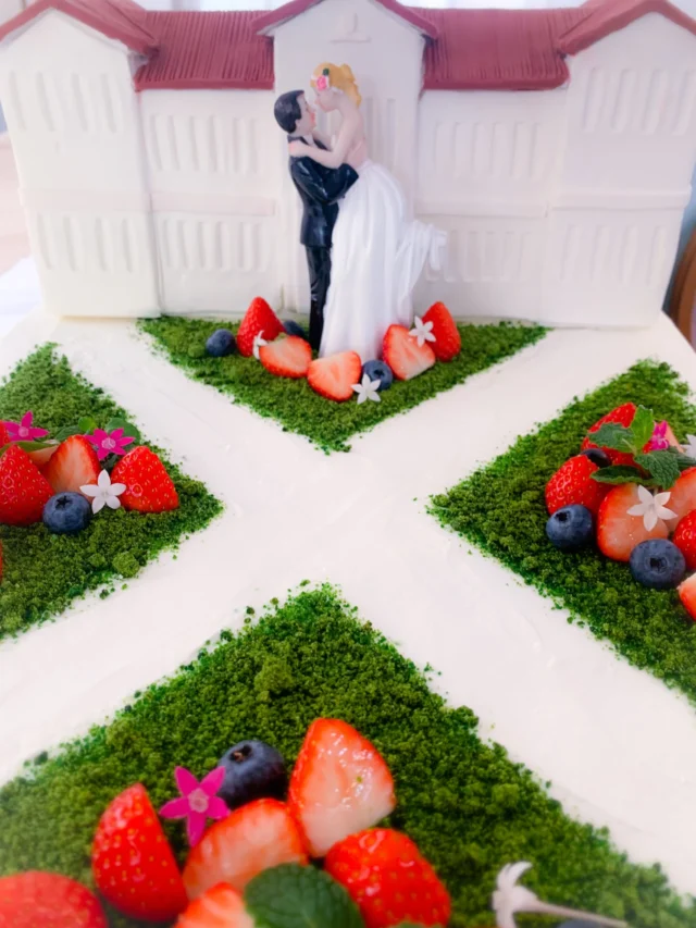 ケーキはいつも、幸せの形。

関学ウェディングで人気の、時計台ウェディングケーキ。
たくさんの想い出を形に。
⁡
#レストランポプラ