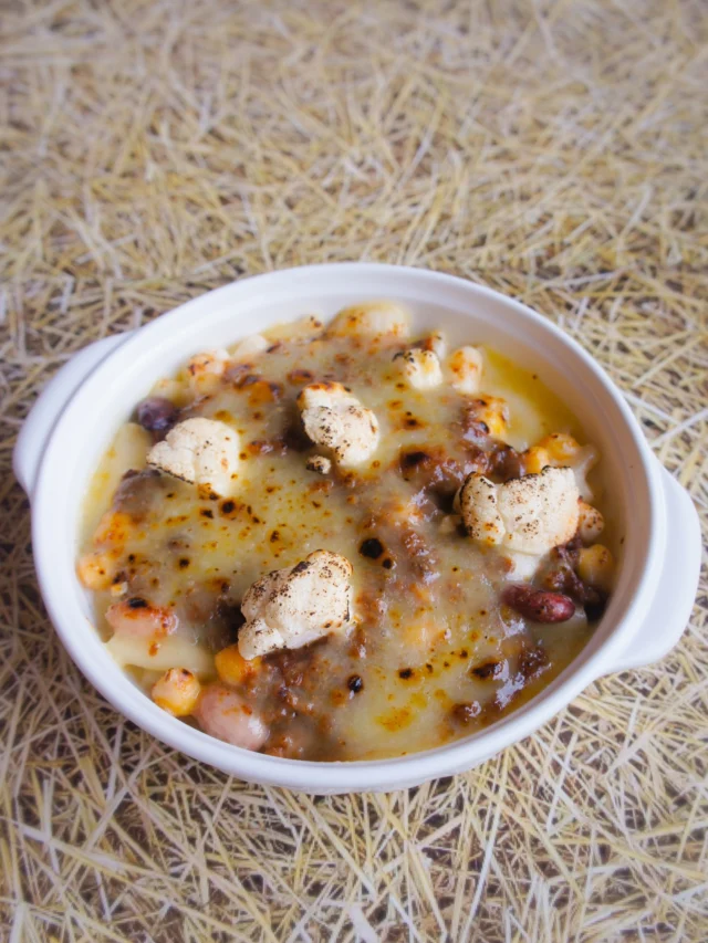 肌寒い春先。
ランチのパスタグラタンは、ミートソースとカリフラワー、ベイクドビーンズをあわせた、ミディアムトーン。
豆乳のホワイトソースも相まって、冬グラタンより軽やかに。
⁡
⁡
#レストランポプラ