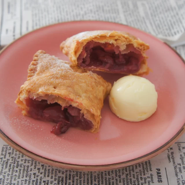 秋 新登場デザートは、チェリーパイと 和栗のモンブラン。

キュンと甘酸っぱいチェリー、焼きたての香ばしさ。
バニラアイスのコントラストをお楽しみください。

モンブランは、たっぷり和栗を贅沢に。
優しい甘みと豊かな味わい、ご堪能くださいませ！

関西学院の秋の景色とともに、ゆっくりデザートタイムお過ごし下さい。⁡

 #レストランポプラ