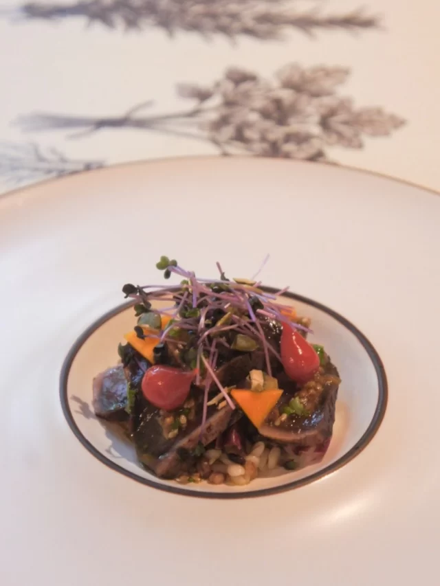 選べる前菜も、秋味ふたつ。

炙り鰹と十六穀米のサラダ
チキンファヒータとヨーグルトのサラダ

いずれもハーブとスパイスが妙。
お酒もすすむスターターです。

 #レストランポプラ